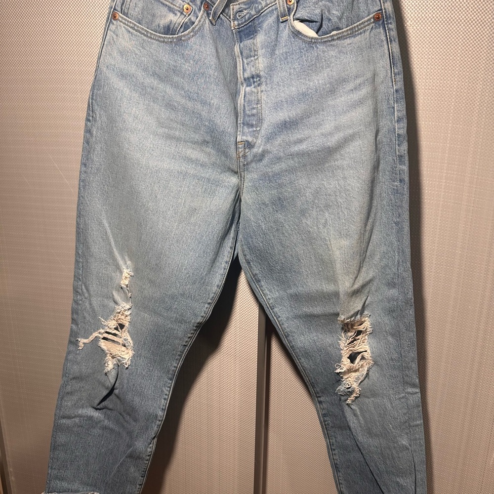 Blue Levi’s ribcage Jeans with Distressed Details